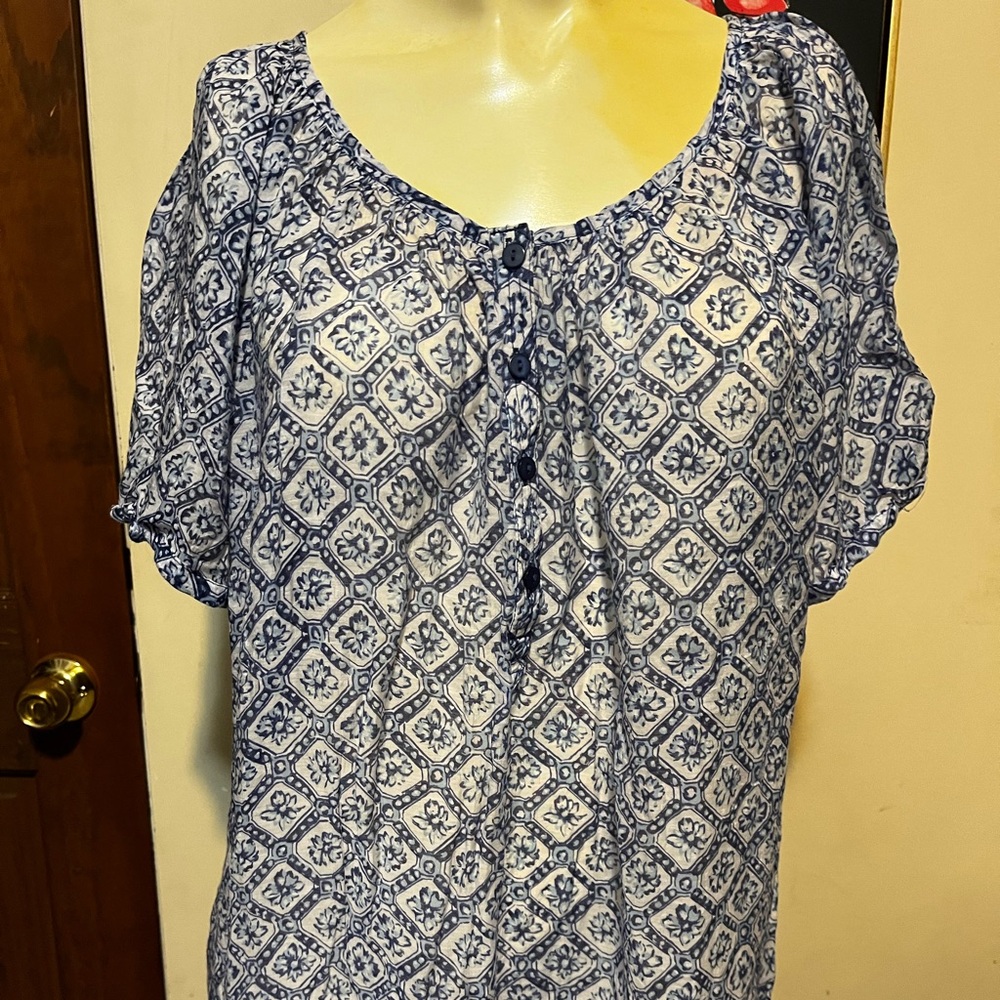 Blue flower print top